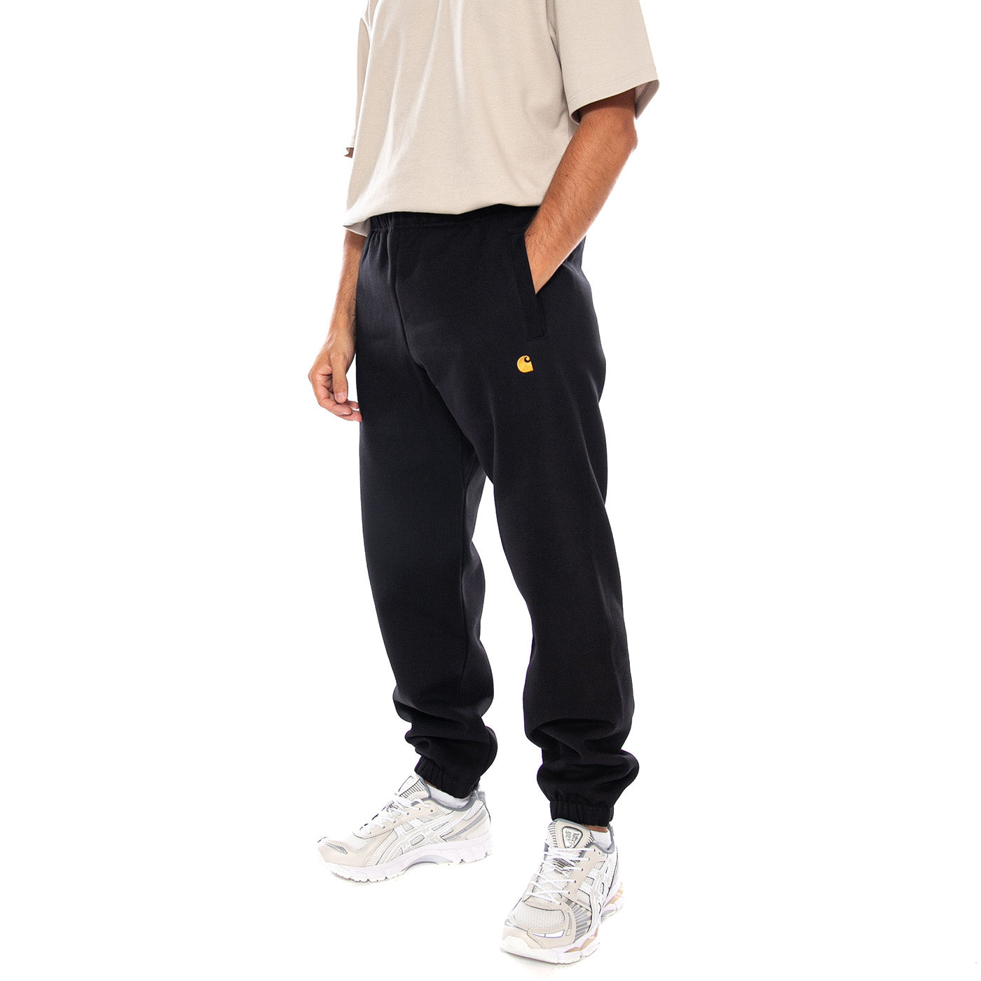 CHASE SWEAT PANT BLACK / GOLD - Pantaloni Felpati Uomo Neri I037458 00FXX CARHARTT WIP 