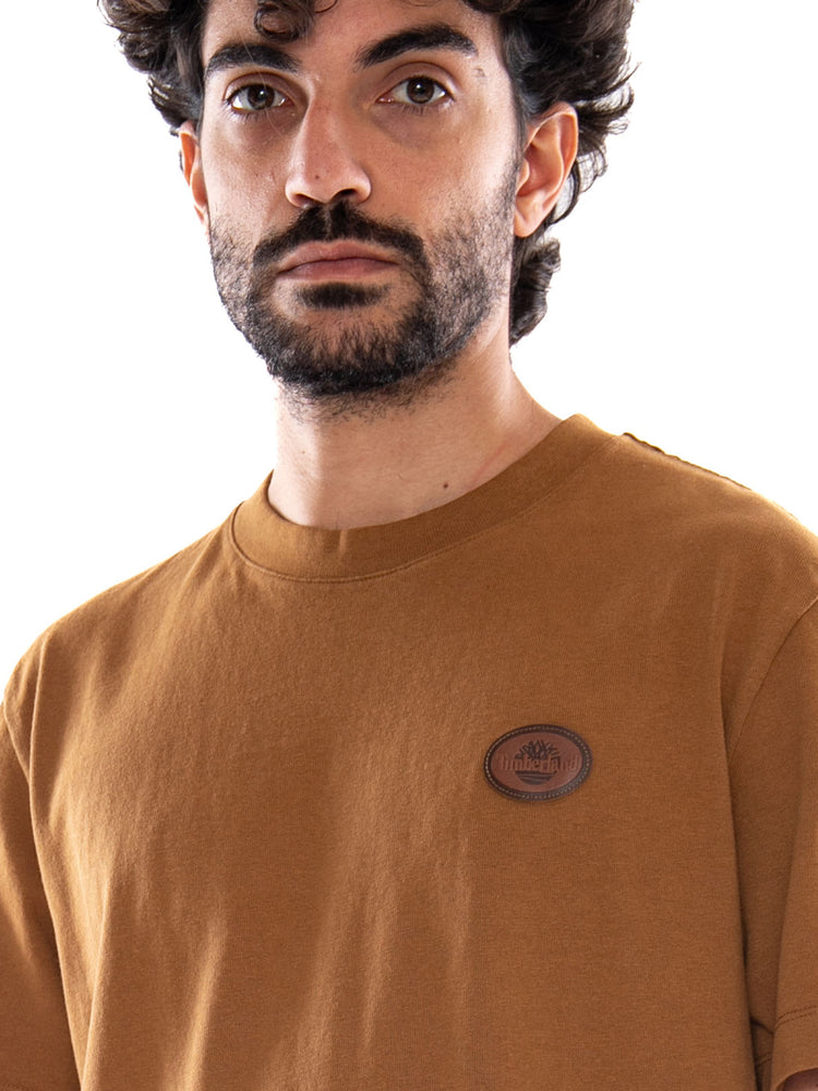 Timberland Leather Badge HW SS Tee Dark Wheat Boot - T-Shirt Uomo Marrone TBC0YHDE EH21 TIMBERLAND 