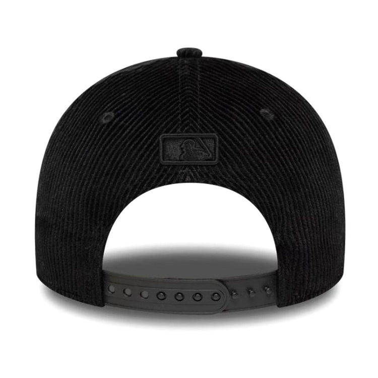Cord 9FORTY® McCrown Chicago Black - Cappellino con Visiera Uomo Nero<BR/><BR/><BR/><BR/>Materiale: 100% cotone<BR/><BR/><BR/>Struttura: morbida con pannelli classici<BR/><BR/><BR/>Chiusura: regolabile con cinturino posteriore<BR/><BR/><BR/>Visiera  60758924 WHITE SOX BLK NEW ERA 