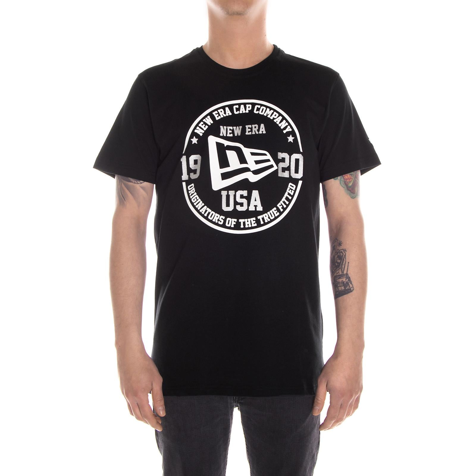ROUNDAL FLAG TEE NEWERA BLACK 11372471  NEW ERA 